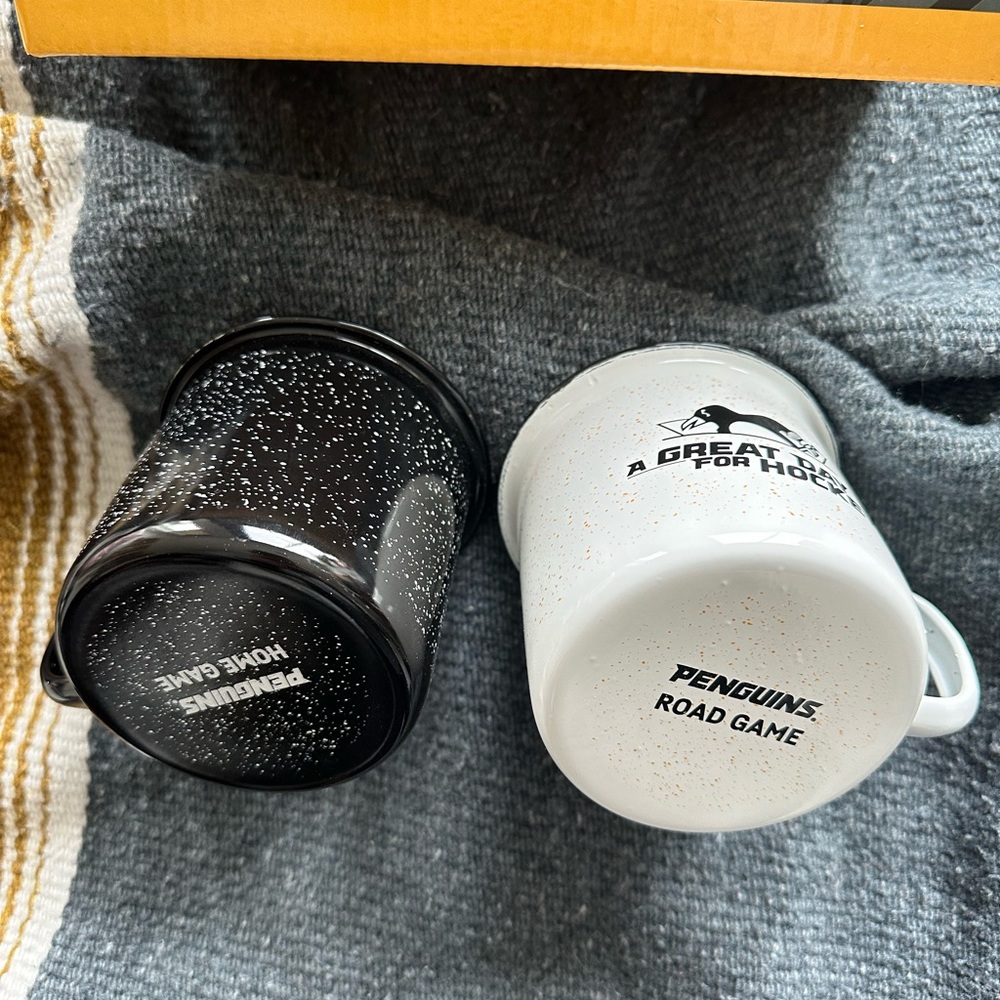 Penguins mug set.
